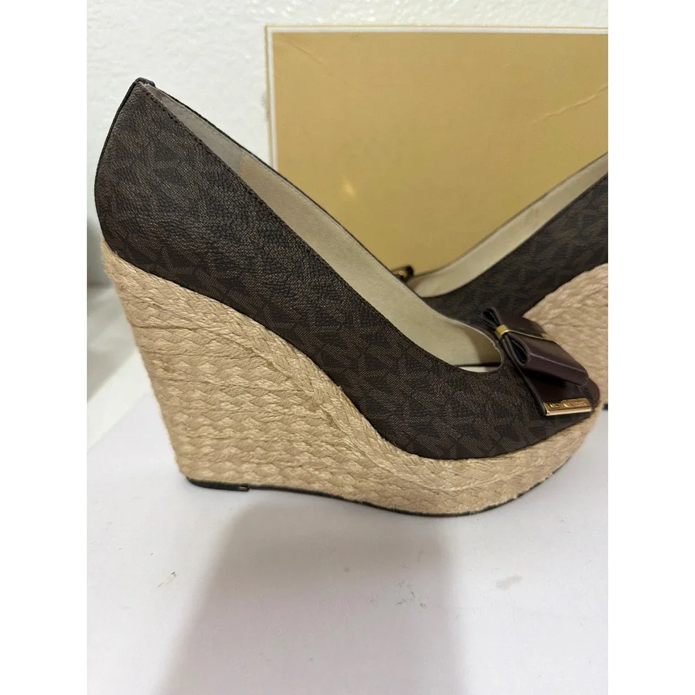 Michael Kors Brown Monogram Peep Toe Wedge Espadrille Sandals Bow 8M NEW